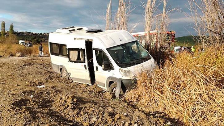 Balıkesir'de işçi servis minibüsü şarampole yuvarlandı; 13 yaralı