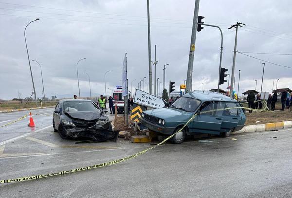 Kütahya'da iki otomobilin çarpıştığı kaza kamerada; 2 ölü, 8 yaralı