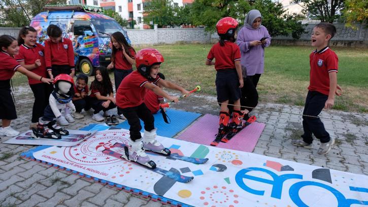 Okul bahçesinde oluşturulan pistle kayakla tanıştılar
