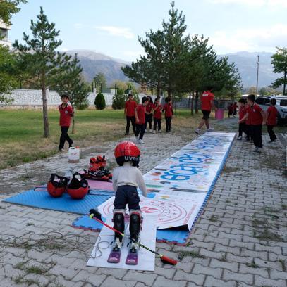 Okul bahçesinde oluşturulan pistle kayakla tanıştılar / Ek Fotoğraflar