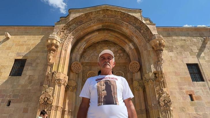 Ziyaretçiler 'boş taşa bakmasın' diye 798 yıllık mirasın gönüllü elçiliğini yapıyor