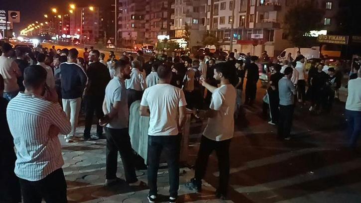 Batman’da otomobilin çarptığı 2 kişi yaralandı; mahalleli yolu trafiğe kapattı