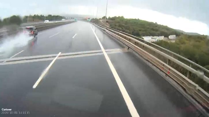 Pendik’te cipin bariyerlere çarptığı kaza kamerada