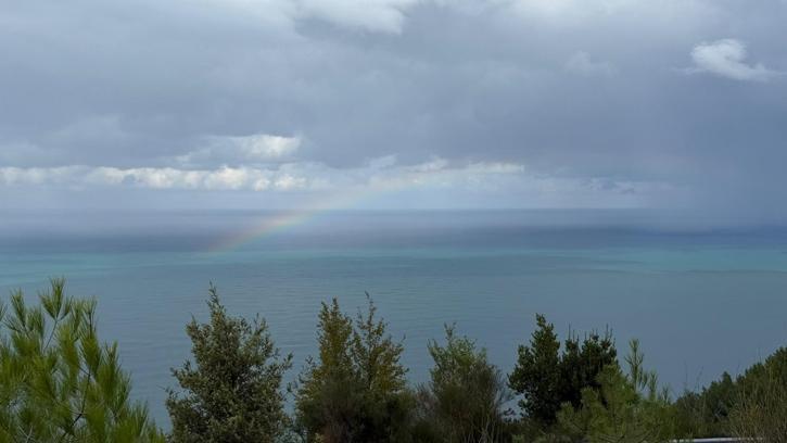 Bartın'da yağmur sonrası deniz üzerinde gökkuşağı oluştu