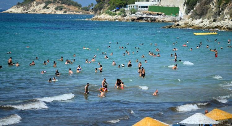 Kuşadası'nda 'sarı yaz' döneminde turist bereketi; otellerde doluluk oranı yüzde 70'i aştı