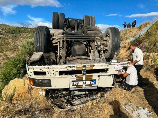 Manavgat’ta yem yüklü TIR şarampole devrildi: 1 ölü