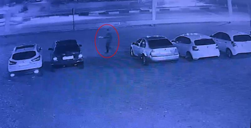Benzin dökerek 6 otomobili ateşe verdi