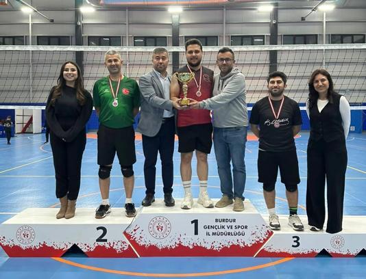 Sağlık çalışanları voleybol turnuvasında mücadele etti