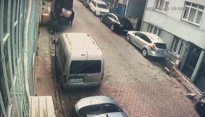 Kağıthane’de temizlik işçileri çöpteki kolilerde uyuşturucu hap buldu; polis iz sürüp imalathane ve depoya ulaştı