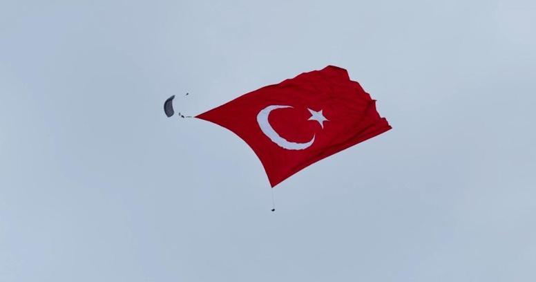 Mehmetçik, 3 bin metrekarelik Türk bayrağını dalgalandırdı