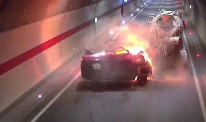 Tünelde beton mikserine çarpan otomobilin sürücüsü öldü