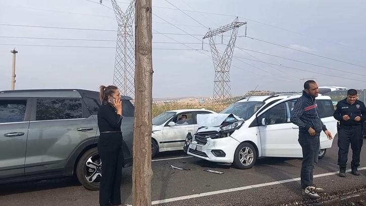 Diyarbakır’da hafif ticari araç ile otomobil çarpıştı: 2 yaralı