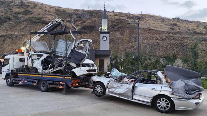 Ankara'da takla atan otomobil, karşı yönden gelen otomobille çarpıştı: 2 ölü, 2 yaralı