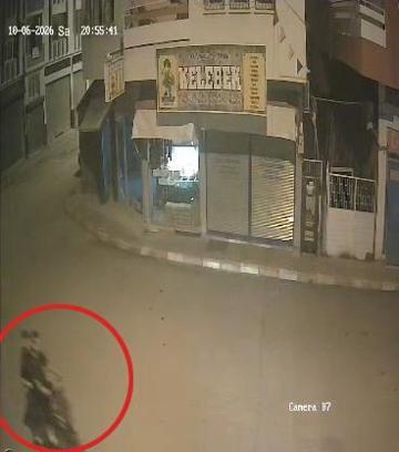 Elektrikli bisiklete çarpan otomobil sürücüsünün kaçtığı kaza kamerada: 2 yaralı