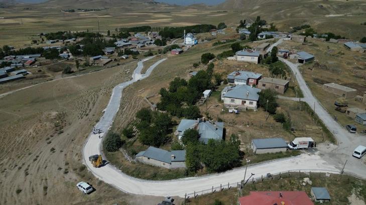 Kırsal mahallelerde, asfalt ve parke taşı döşeme çalışmlaları devam ediyor