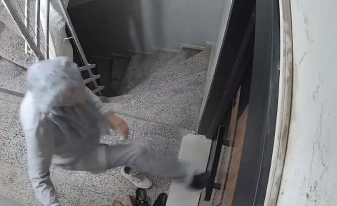 Matkapla komşusunun kapısına zarar veren kadın, yeni kapıyı da tekmeledi