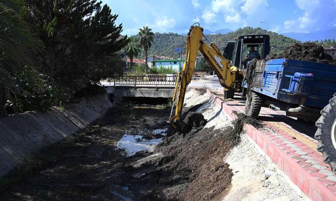 Kemer'de derelerde temizlik çalışmaları