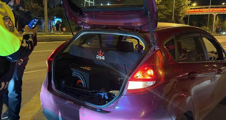 Otomobilinde yüksek ses sistemi bulunan sürücüye 24 bin lira ceza