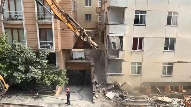 Maltepe'de çöken binada kontrollü yıkım sürüyor