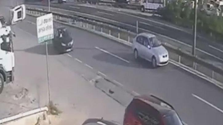 Silivri'de 4 aracın karıştığı zincirleme kaza kamerada: 3 yaralı