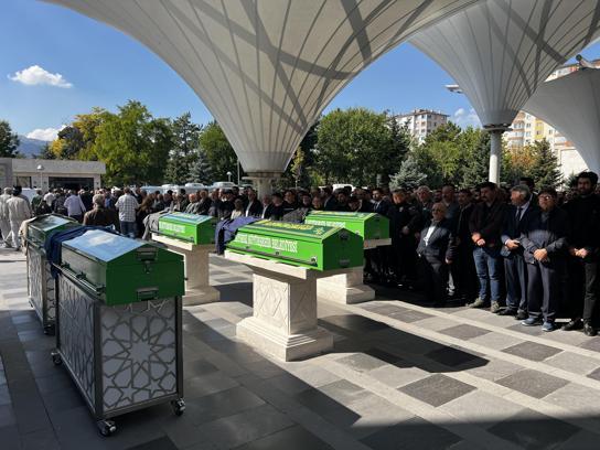 Otomobillerin çarpıştığı kazada ölen 3 kişi toprağa verildi