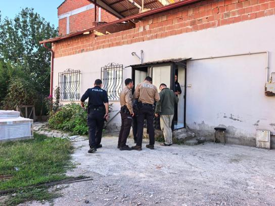 Evlerinin salonunda ölü halde bulundu