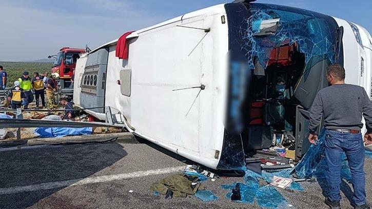 Manisa'da tur otobüsü ve TIR'ın çarpıştığı kazada 11 ölü, 26 yaralı