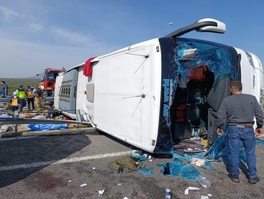 Manisa'da tur otobüsü ve TIR'ın çarpıştığı kazada 11 ölü, 27 yaralı