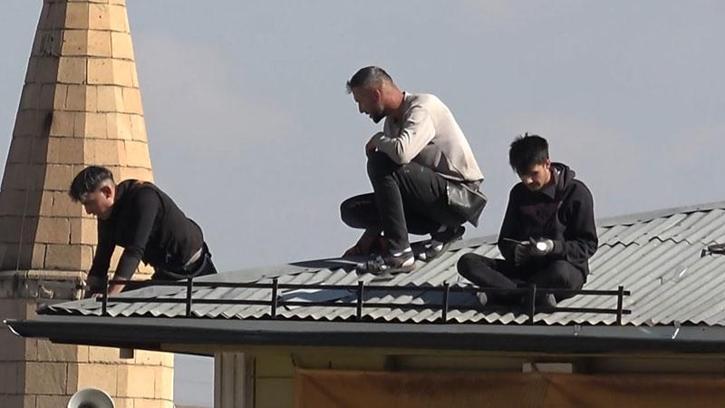 Sivas'ta işçilerin çatıda tehlikeli mesaisi