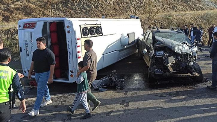 Bingöl’de midibüs ile kamyonet çarpıştı: 12 yaralı