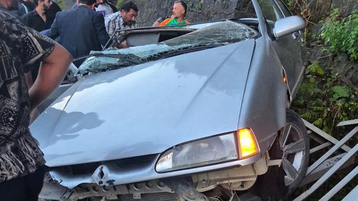 Artvin'de otomobil istinat duvarına çarptı: 3 yaralı