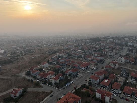 Çeltik hasadı sonrası anız yakımı, ilçeyi duman altında bırakıyor