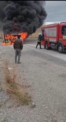 Van’da seyir halindeyken alev alan kamyonet yandı