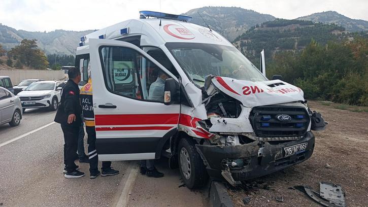 Biri ambulans 4 araç zincirleme kazaya karıştı: 6 yaralı