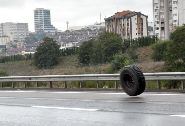 Başakşehir'de otoyolda kopan TIR lastiği tehlike yarattı