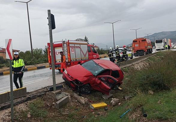 Otobüsle çarpışan otomobildeki karı- koca polis memurları yaralandı