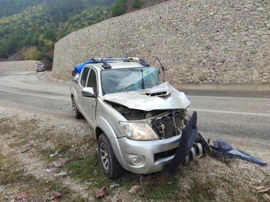 Feke'de TIR'la pikap çarpıştı: 2 yaralı