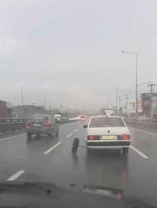 Seyir halindeki otomobilin aks demiri kırıldı