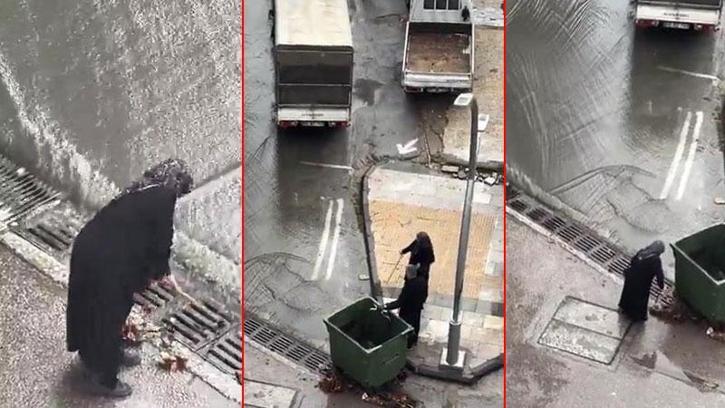 İstanbul'da taşkın oluşmaması için bastonu ile mazgaldaki yaprakları temizledi