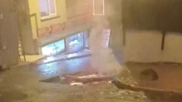 Beyoğlu'nda elektrik kabloları alev alev yandı