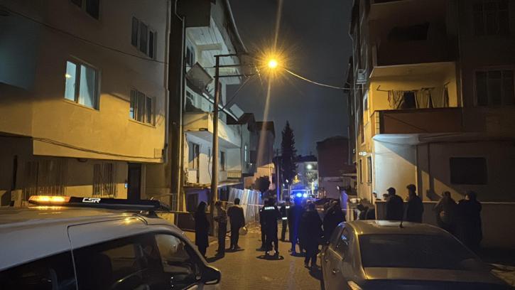 Boşaltılan binada balkon çöktü, sokak giriş-çıkışa kapatıldı