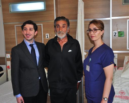 Cebinde taşıdığı iple ayağını kaldırıyordu, ameliyattan bir gün sonra yürüdü