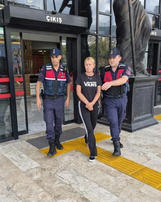 Otelin merdivenlerinden düşen Polonyalı turist öldü, eşi tutuklandı