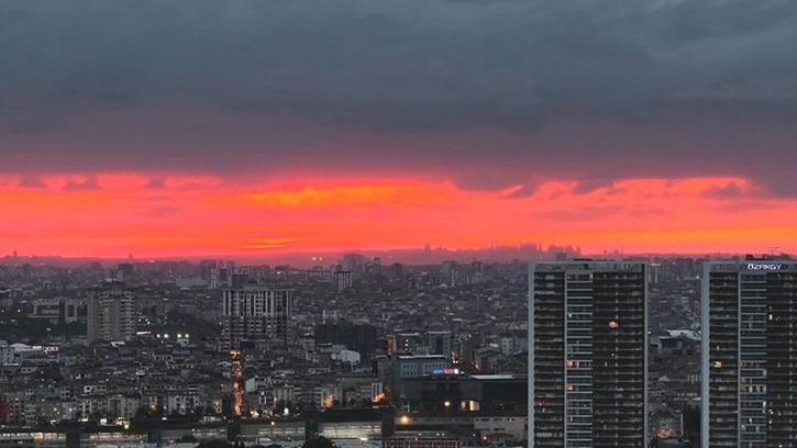 İstanbul'da sağanak sonrası gün batımı görsel şölen oluşturdu
