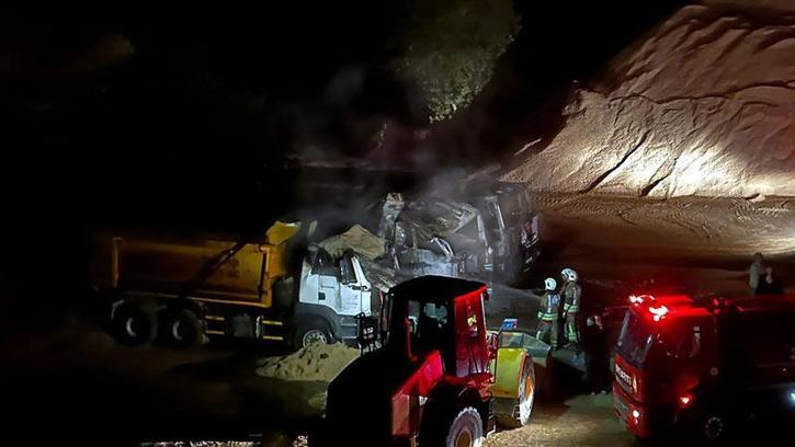 Edirne’de kum ocağında park halindeki 3 kamyon yandı