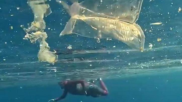 Yağışlar sonrası denizdeki plastik kirliliği kamerada