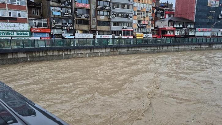 Zonguldak'ta sağanak; dereler taştı, istinat duvarı çöktü