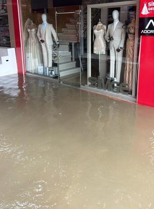 Zonguldak'ta sağanak; dereler taştı, istinat duvarı çöktü