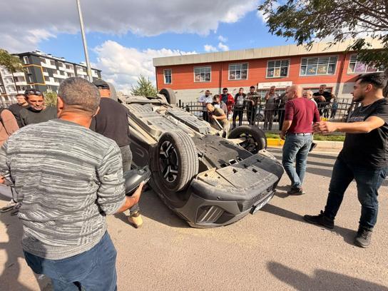 Tunceli’de park halindeki araca çarpan otomobil takla attı