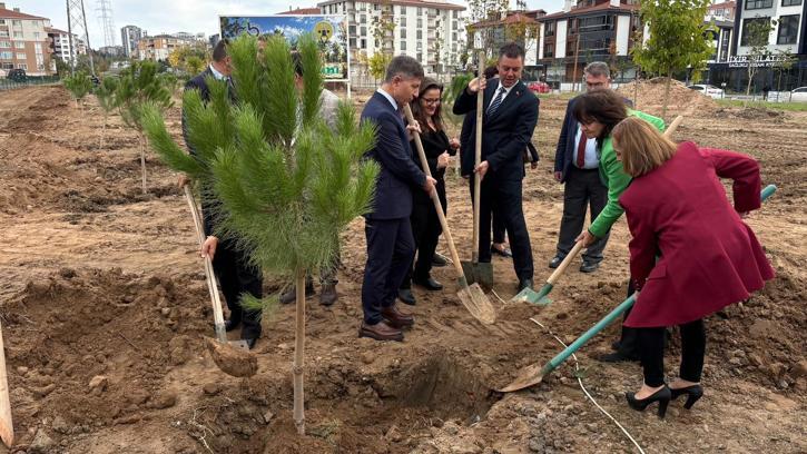 Çorlu’da Muhtarlar Günü dolayısıyla 40 fidan toprakla buluşturuldu
